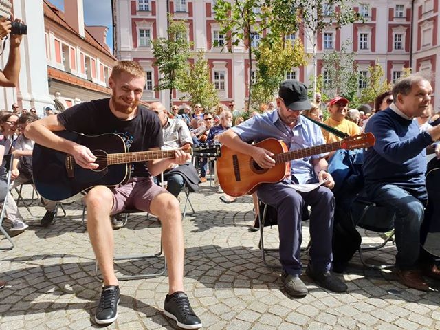 gitary na dziedzińcu - Michał Jędrkowiak