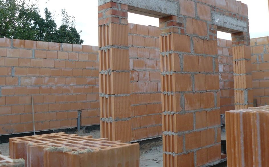 budowa dom stan surowy - archiwum Radia Poznań