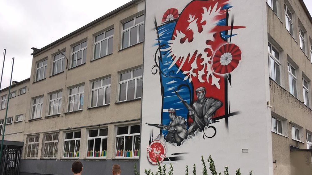 mural w gnieźnie przy szkole podstawowej nr 7  - Rafał Muniak