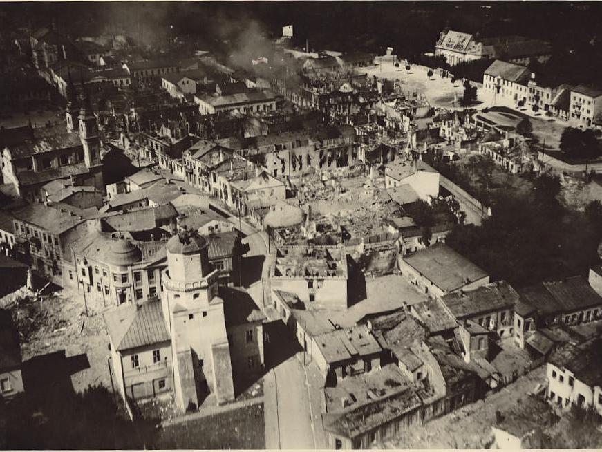 zbombardowany wieluń 1939 - CC: Wikimedia Commons: Bojarska B., Zniszczenie miasta Wielunia w dniu 1 września 1939 r., „Przegląd Zachodni” ed.Instytut Zachodni Poznań 1962, nr 2