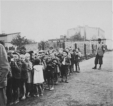 Children_rounded_up_for_deportation - wikipedia.org