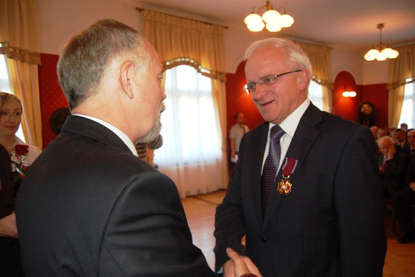 Wojewoda wręcza medal Janowi Firlikowi - UWWW