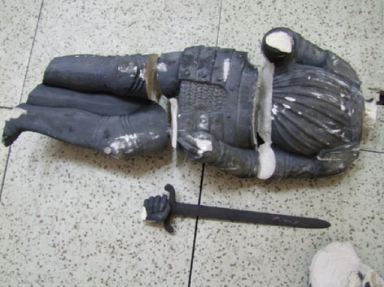 Zniszczony pręgierz - policja/Poznań