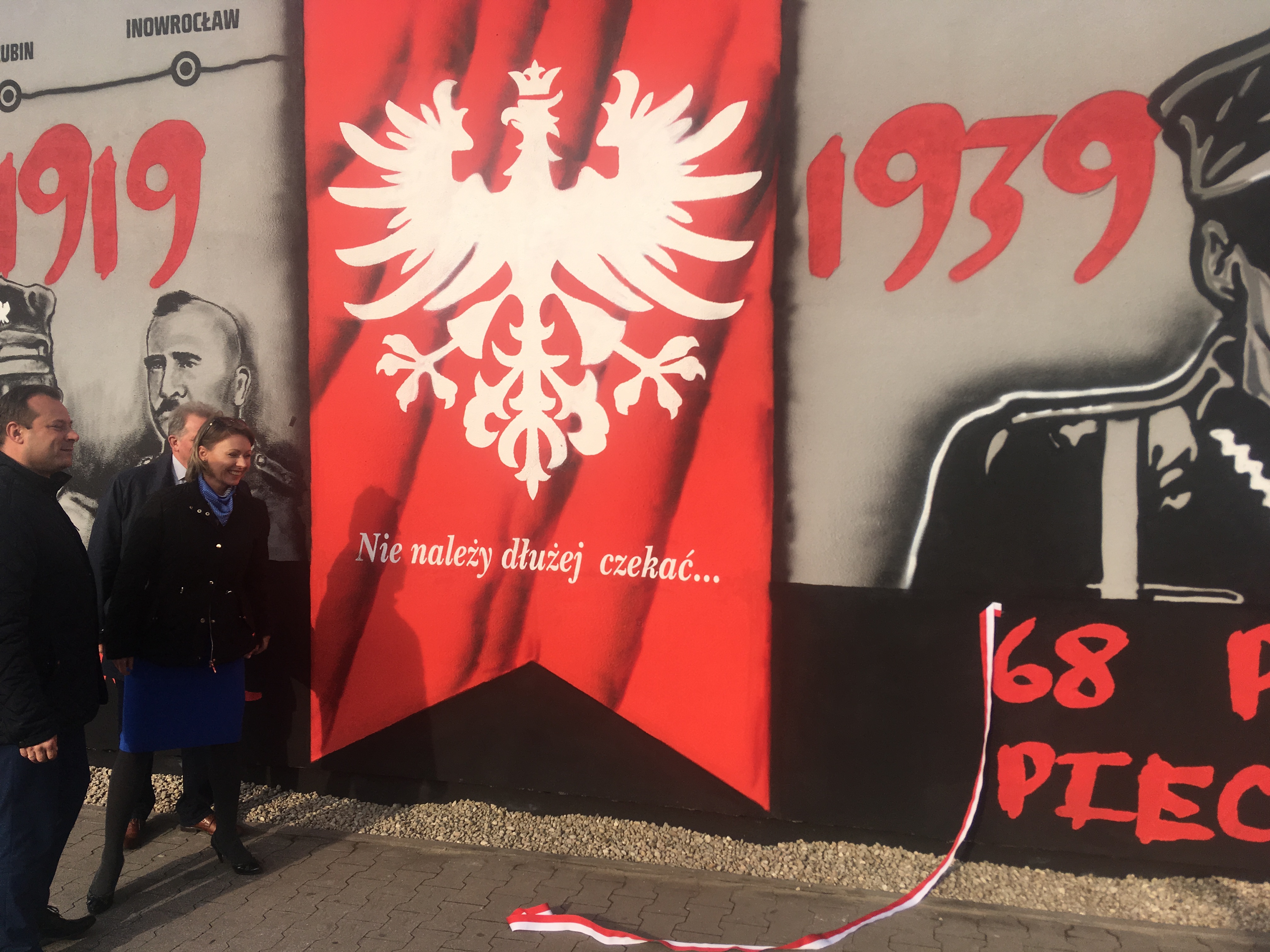 odsłonięto mural niepodległościowy we Wrześni - Rafał Regulski