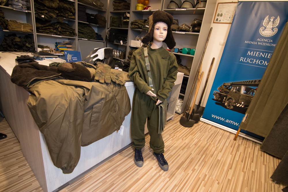 sklep agencji mienia wojskowego zrzuca towary na zimę - Wojtek Wardejn