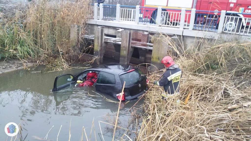 wjechała samochodem do stawu dębnica - Facebook OSP Dębnica