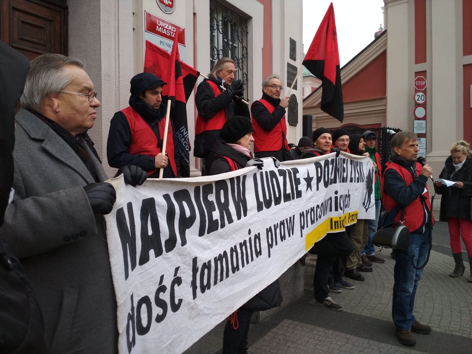 protest pod urzędem miasta związkowcy inicjatywa pracownicza - Kacper Witt - Radio Poznań