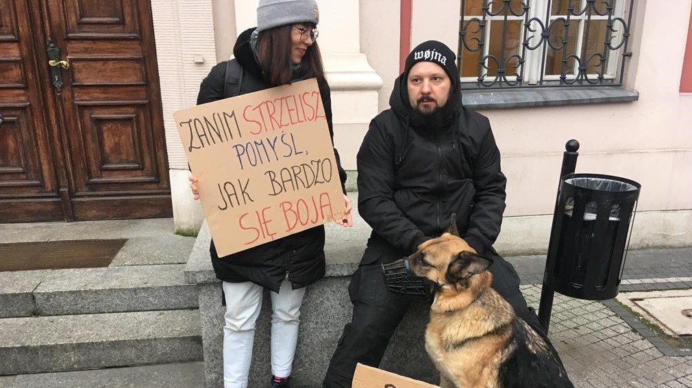 prtest pod urzędem fajerwerki - Piotr Jaśkowiak - Radio Poznań