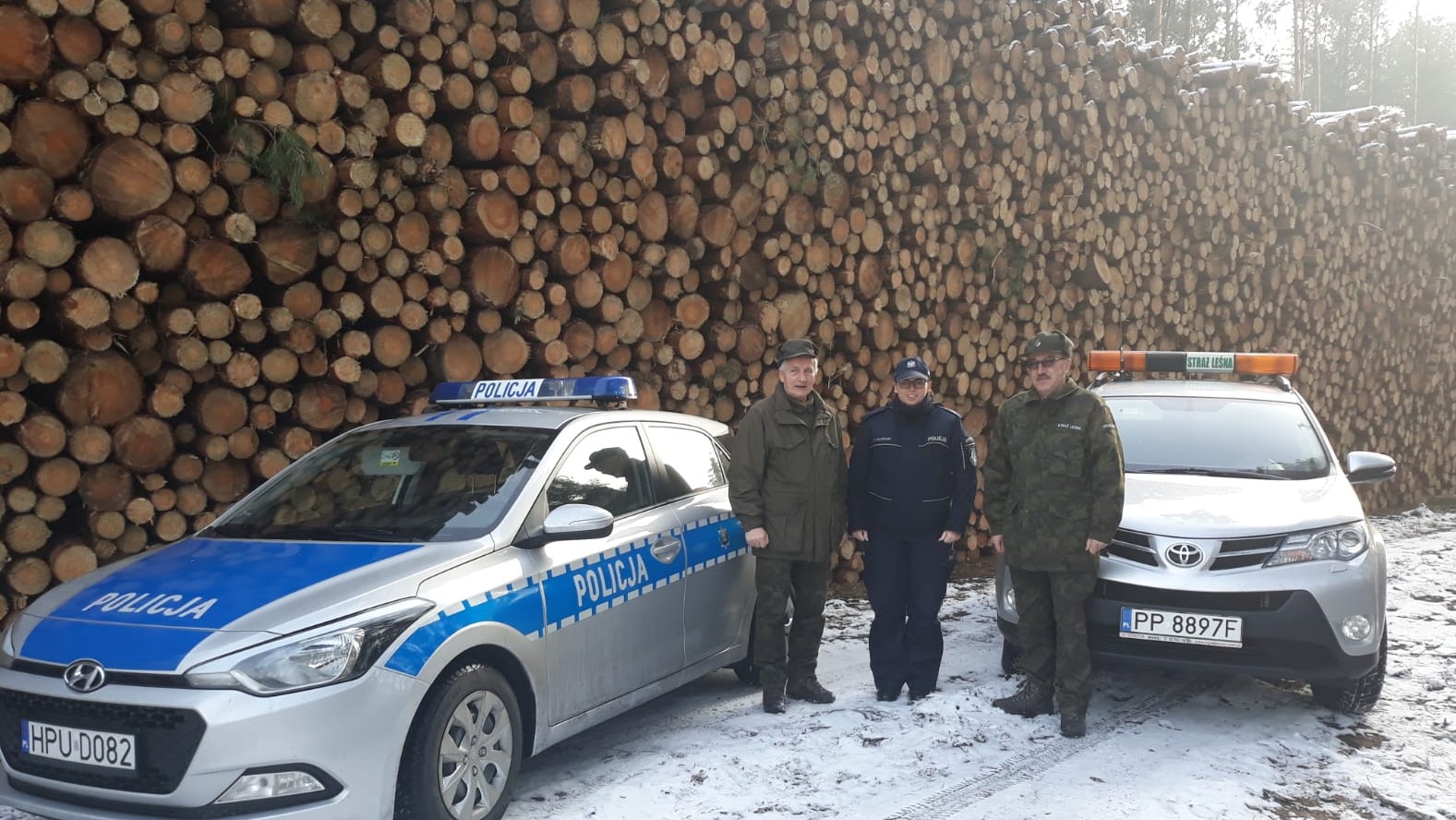 Policjanci z powiatu pilskiego wspólnie ze strażą leśną bronią drzewostanu - KPP Piła