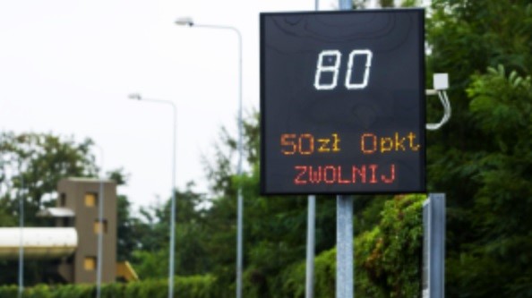 znak pokazujący prędkość - http://www.systemy-informacyjne.pl