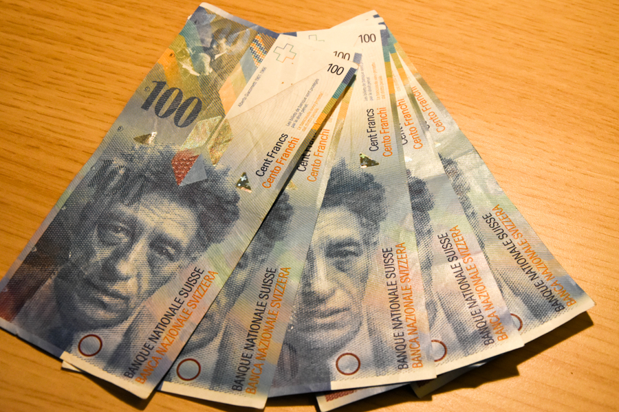 franki szwajcarskie banknoty pieniądze - Wojtek Wardejn