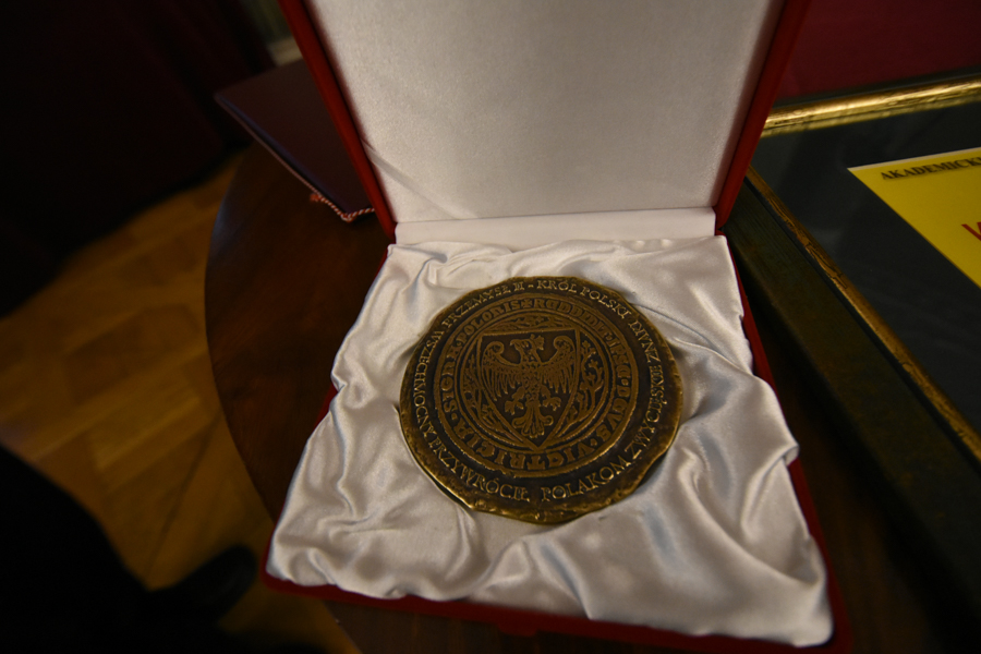 Medal Przemysła II  ksiądz Stanisław Małkowski - Wojtek Wardejn