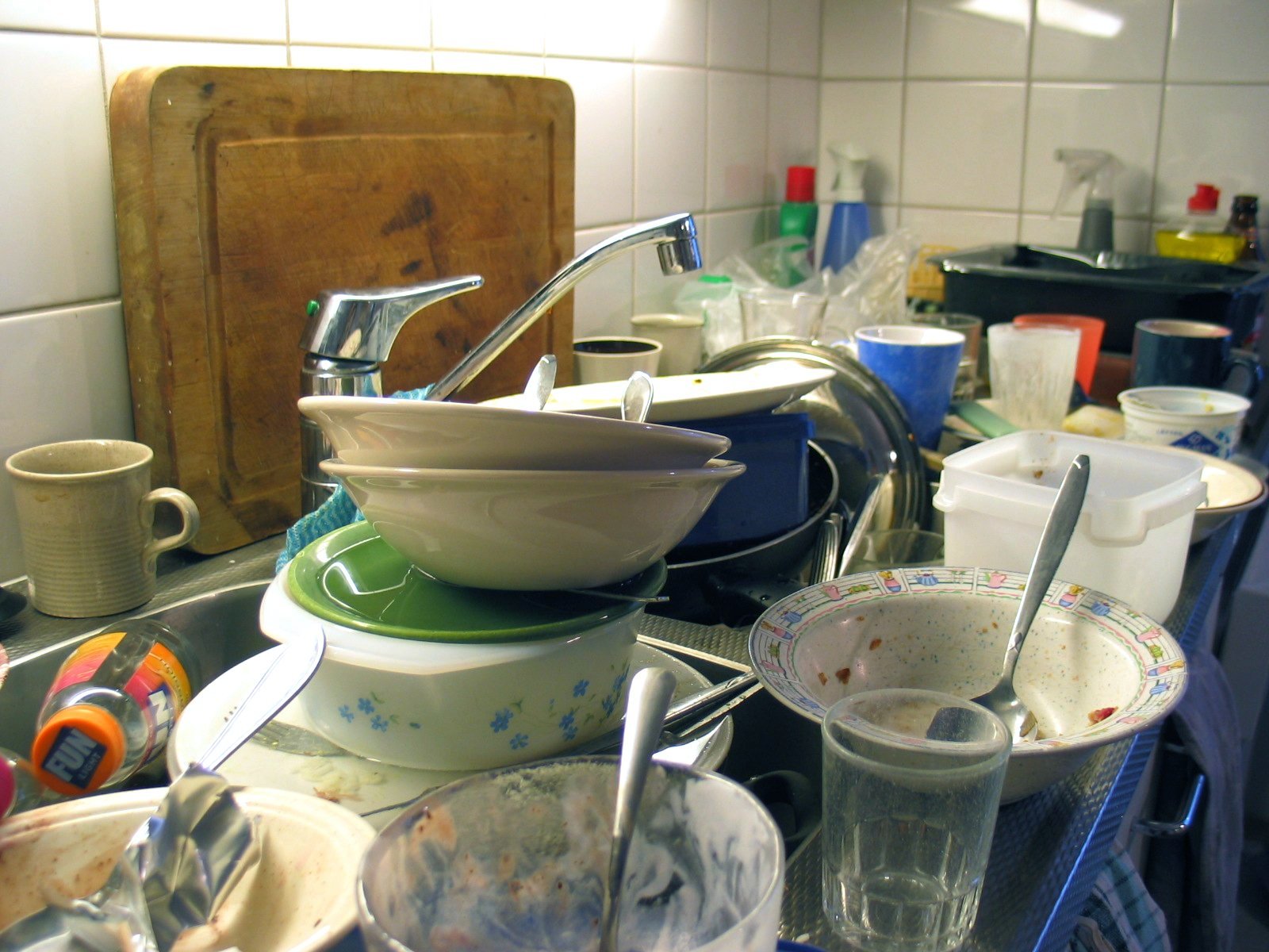 kuchnia naczynia brudne średzianka - Mysid - Wikimedia Commons