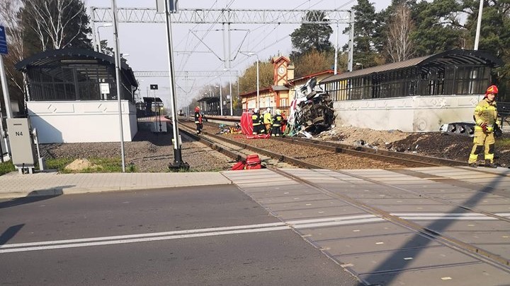 wypadek pociąg zmiażdzył karetkę puszczykowo - FB: Linia kolejowa E59: Poznań Główny - Leszno/Dawid