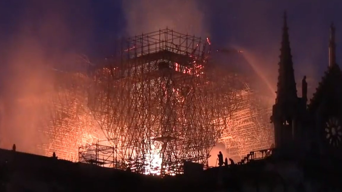 pożar Notre-Dame w Paryżu - fb/tv.live