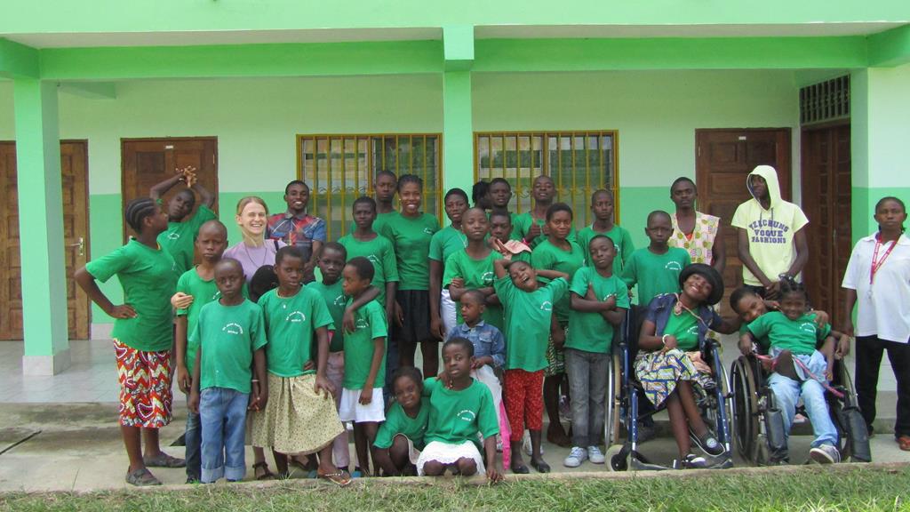 pomoc dzieciom z kamerunu aparaty słuchowe - Fundacja Pomocy Humanitarnej  „Redemptoris Missio"