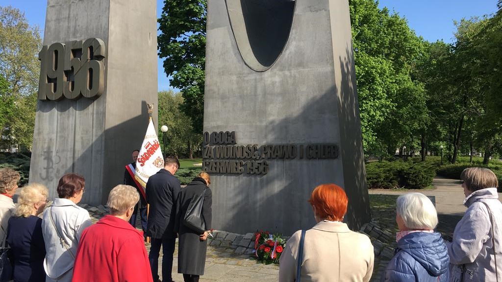działacze solidarności pod pomnikiem Poznańskiego Czerwca 1956  - Adam Michalkiewicz