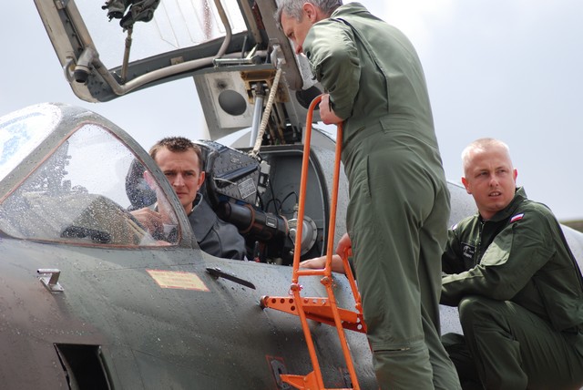 F-16 na lotnisku - Przemek Modliński