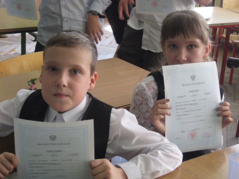 Dzieci dostały świadectwa i komputerki - Alicja Łatka