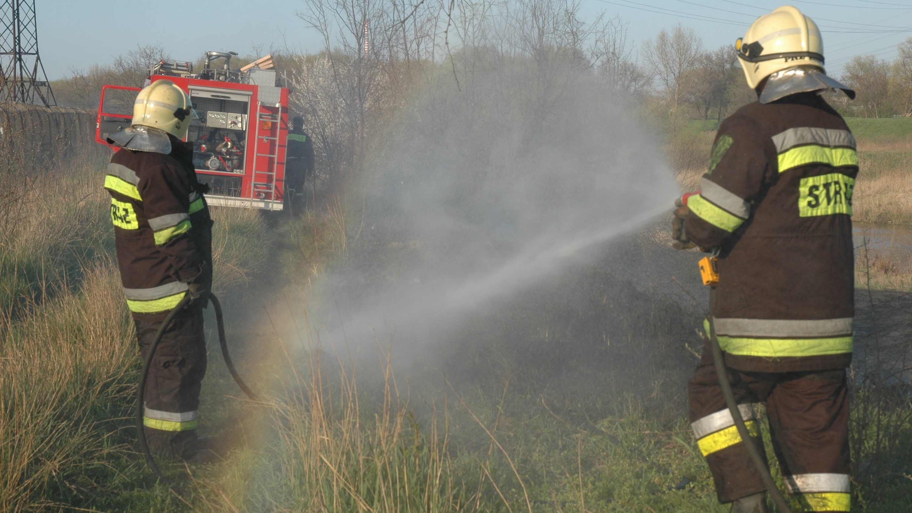 strażacy gaszą osp straż pożarna - Wojtek Wardejn