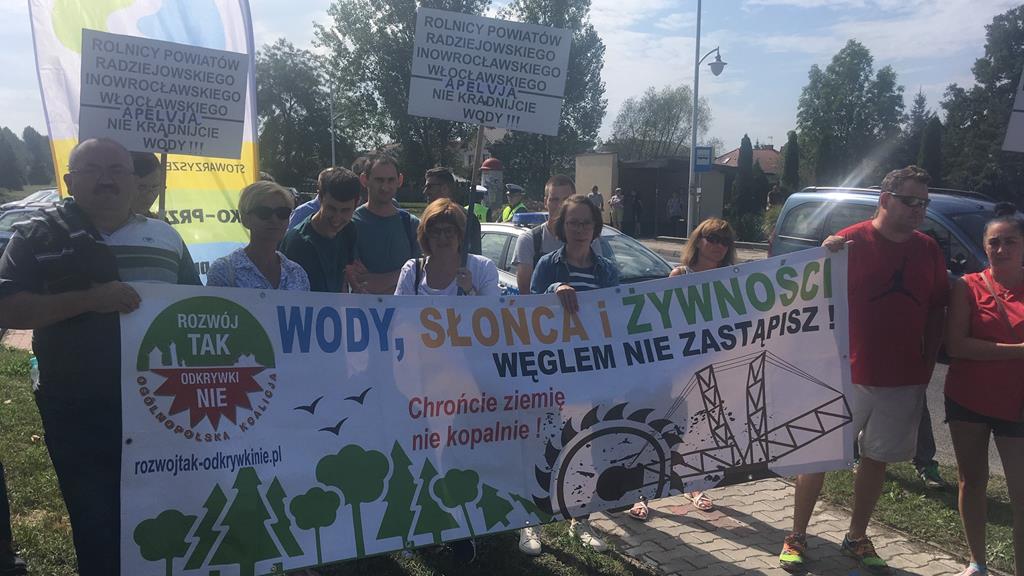 protest przed biurowcem kopalni węgla brunatnego w Kleczewie - Sławomir Zasadzki