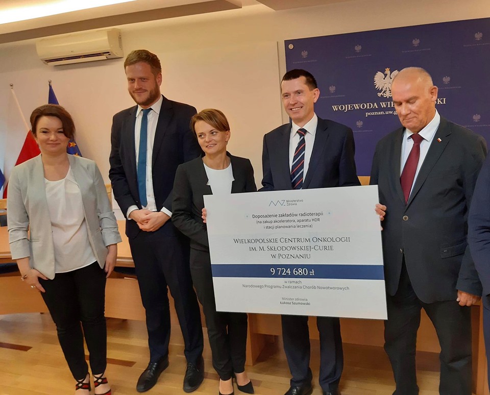 Janusz Cieszyński podpisał w Poznaniu umowy, dotyczące dofinansowania sprzętu dla Wielkopolskiego Centrum Onkologii w Poznaniu - FB: Jadwiga Emilewicz