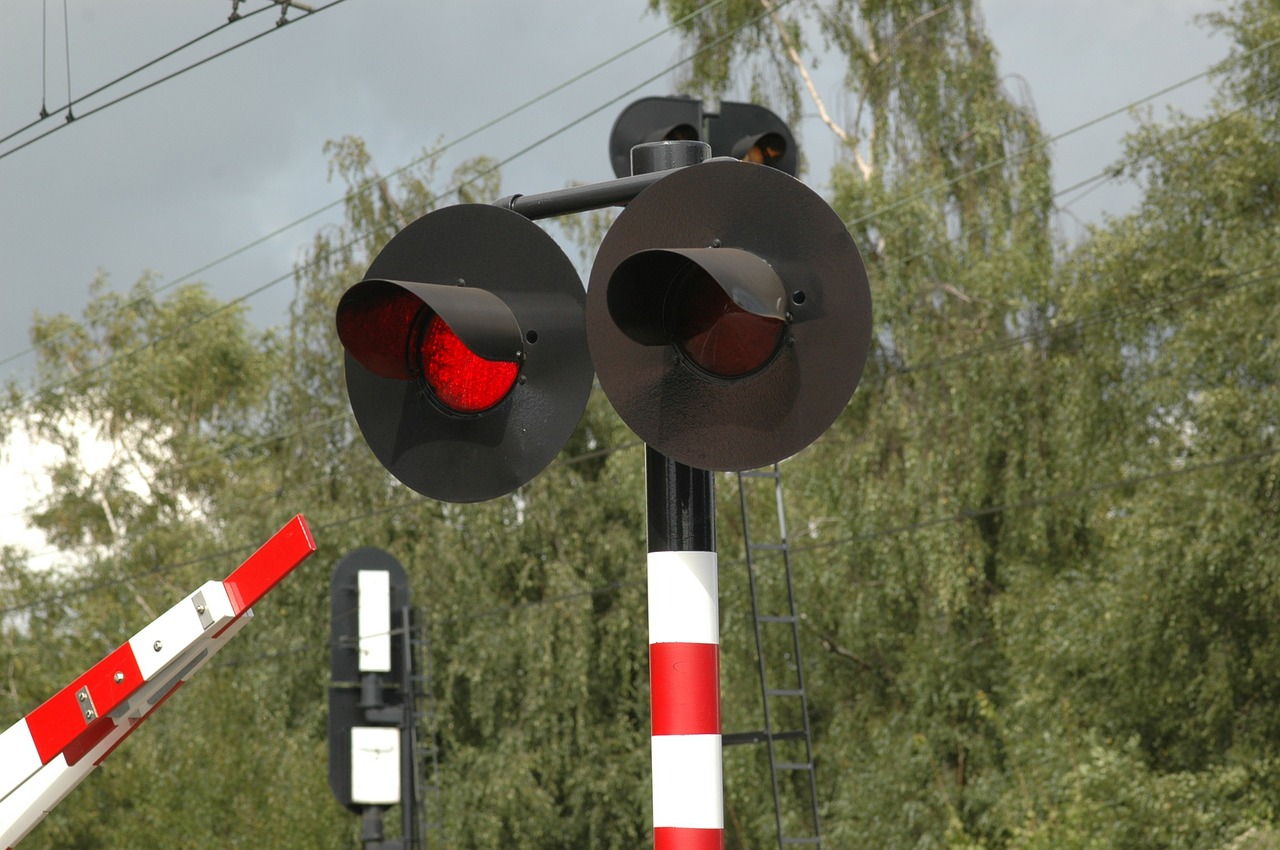 dróżnik rogatki przejazd kolejowy - pixabay