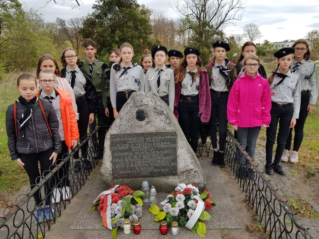 znicz pamięci kościelec 2019 - 3 DH i 3 DSH Czarne stopy z Kościelca - Obelisk poświęcony pamięci harcerzy rozstrzelanych przez hitlerowców w Kościelcu