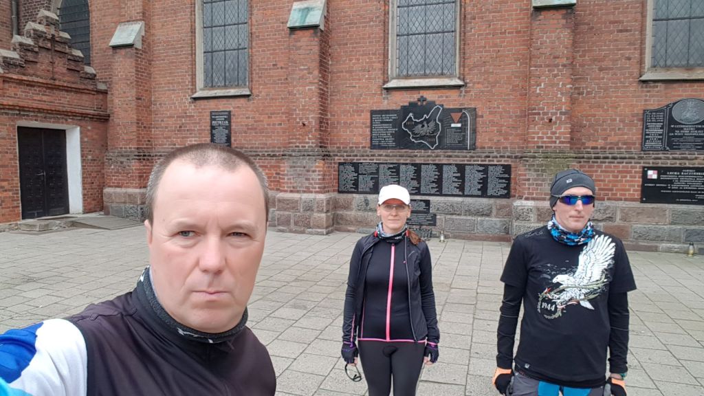 Grupa rajdy rowerowe Turek i okolice - tablice upamiętniające ofiary hitleryzmu umieszczone na ścianie kościoła p.w. Najświętszego Serca Pana Jezusa w Turku
