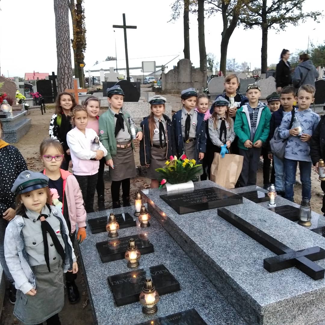 Zuchy z 17 SGZ SuperPandy zapaliły znicze pamięci na cmentarzu w Skokach