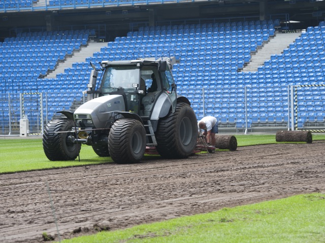 Wymiana murawy na stadionie Lecha - Przemek Modliński