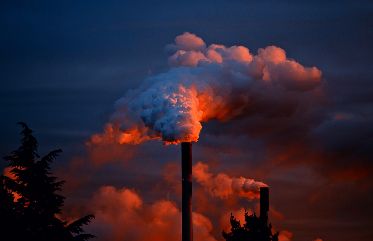 fabryka zanieczyszczenia smog dym komin kominy gazy - Pexels.com
