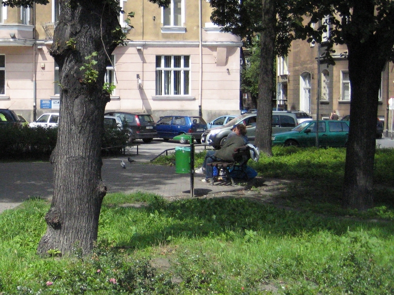 bezdomny na skwerku - Jacek Butlewski