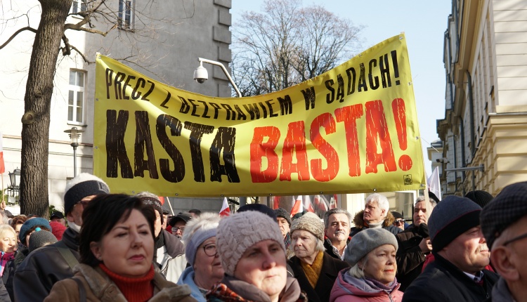 manifestacja demonstracja warszawa kluby gazety polskiej  - niezalezna.pl