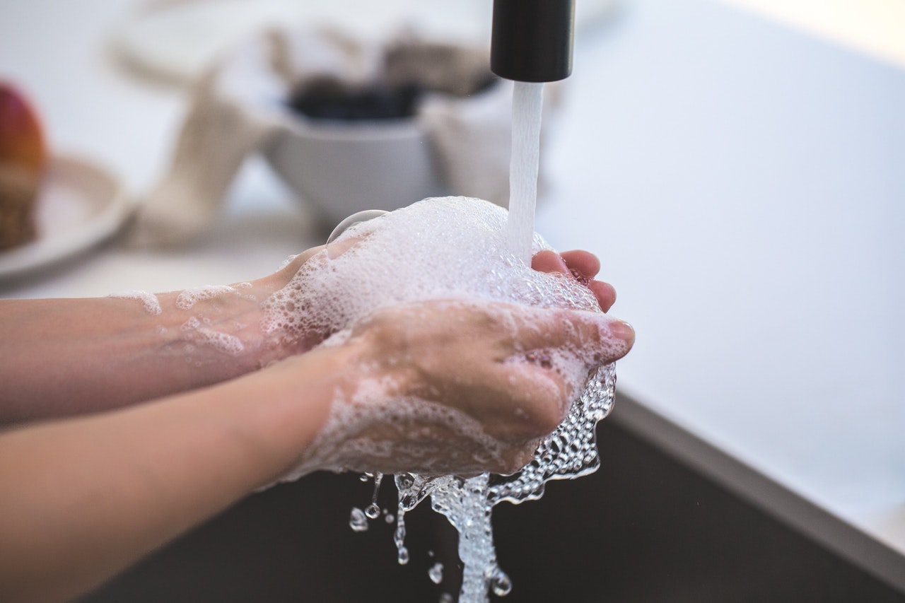 mycie rąk higiena ręce woda kran - Pexels