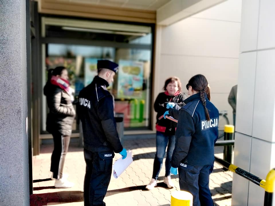 policja koronawirus przed sklepem - Komenda Powiatowa Policji w Grodzisku Wlkp.