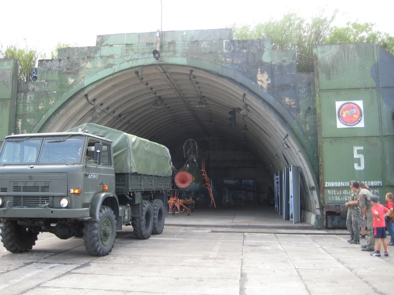 Lotnisko w Pile - hangar - Wiesława Pinkowska