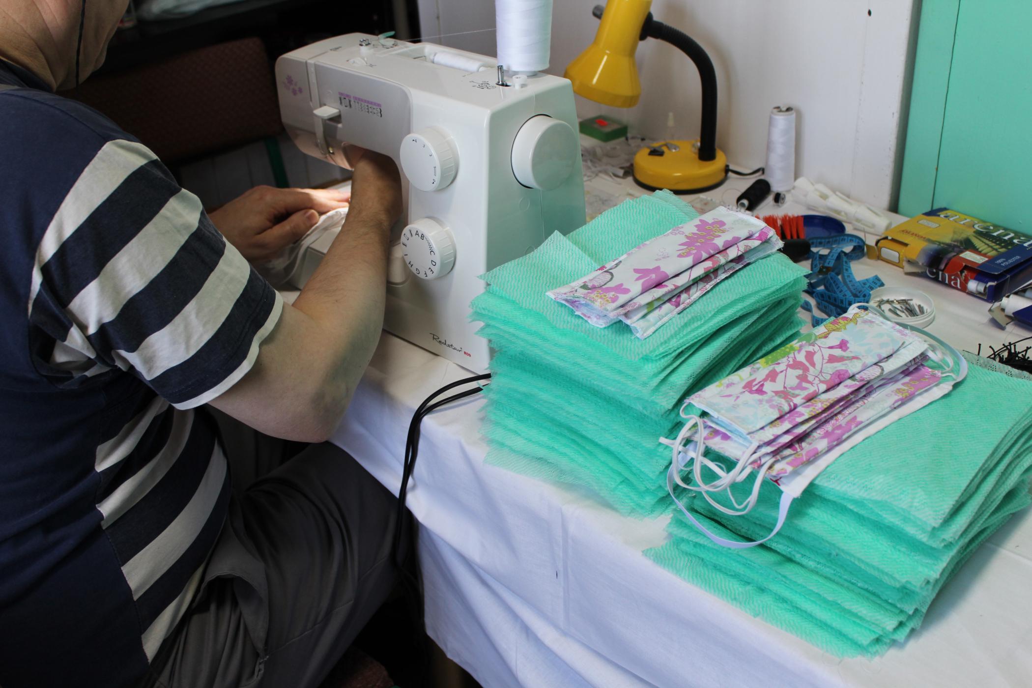 więźniowie szyją maseczki - www.sw.gov.pl