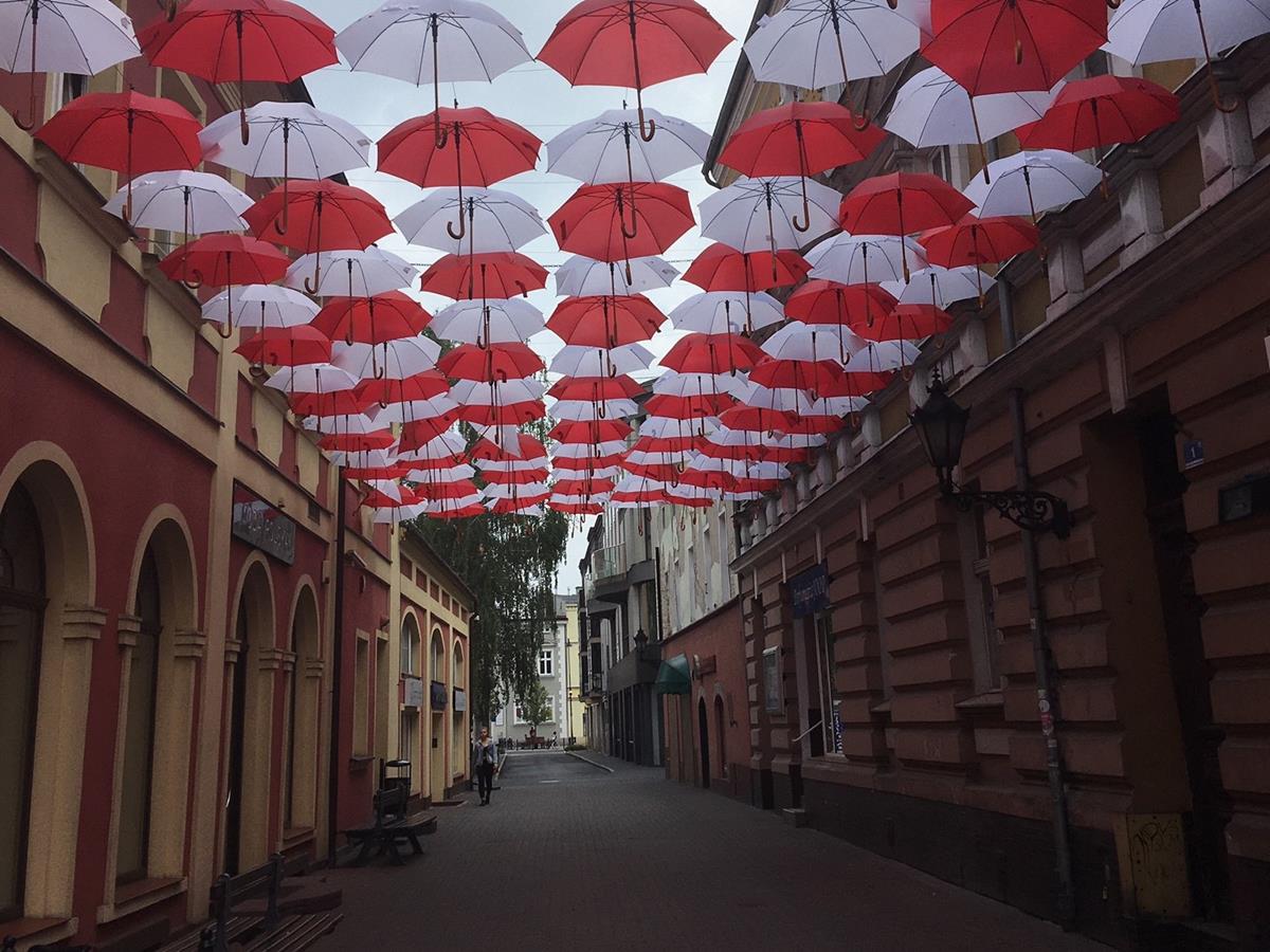 patriotyczna ulica leszno parasolki - Jacek Marciniak - Radio Poznań