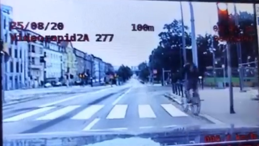  Rowerzysta przejechał skrzyżowanie na czerwonym świetle - Wielkopolska Policja