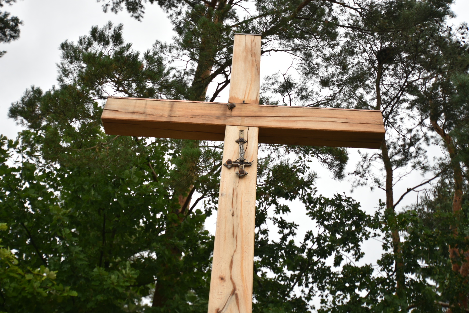 krzyż katyński na cmentarzu junikowskim oderwany - Wojtek Wardejn