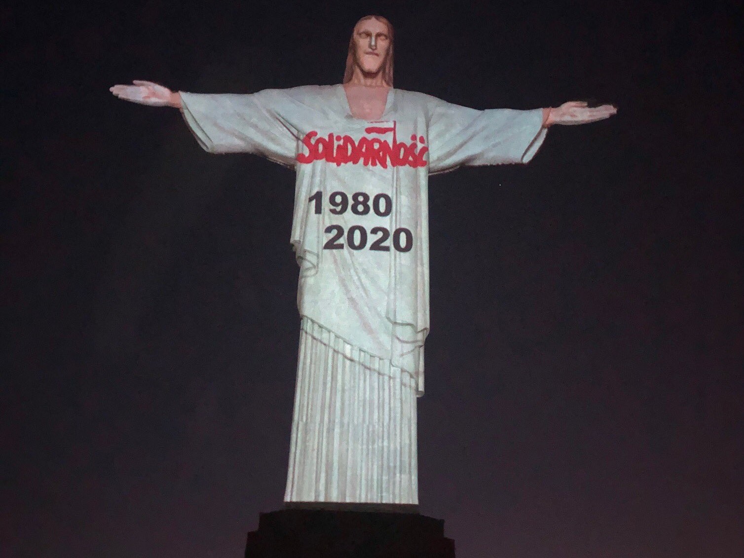 Znak Solidarności na słynnej figurze Chrystusa z Rio de Janerio - TT: Szymon Szynkowski vel Sęk