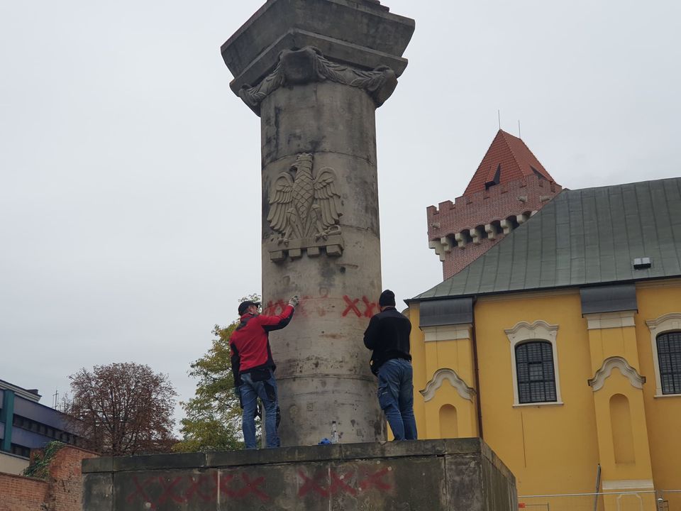 kibice czyszczą pomnik 15. Pułku Ułanów Poznańskich - FB: Kibice Lecha Poznań