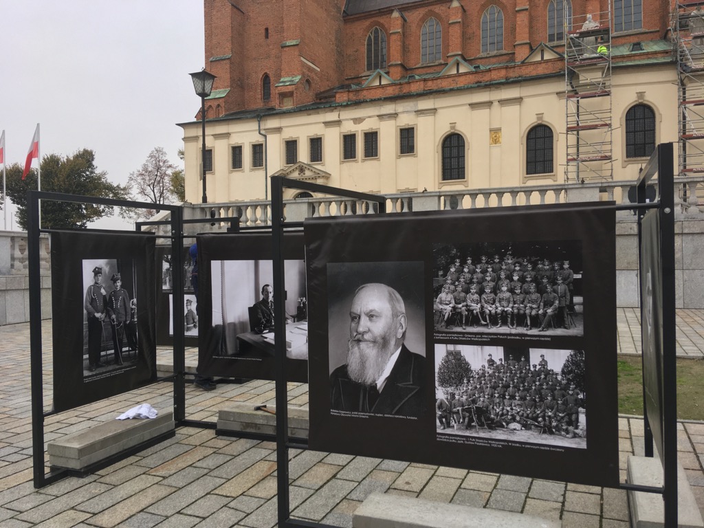 "Razem dla niepodległej" przed gnieźnieńską katedrą  - Rafał Muniak