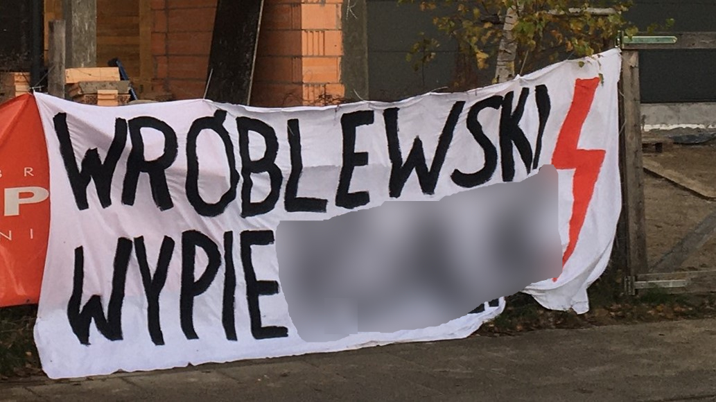 baner na posesji posła wróblewskiego strajk kobiet  - FB: Strajk Kobiet Poznań