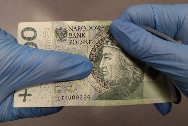 rękawiczki pieniądze oszustwo  - KPP Leszno