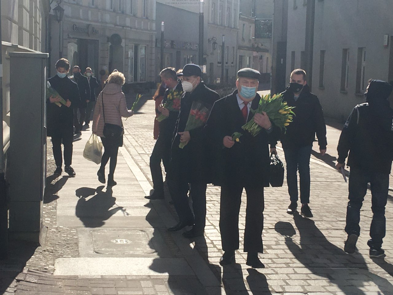 lewica rozdaje kwiaty dzień kobiet gniezno - Rafał Muniak