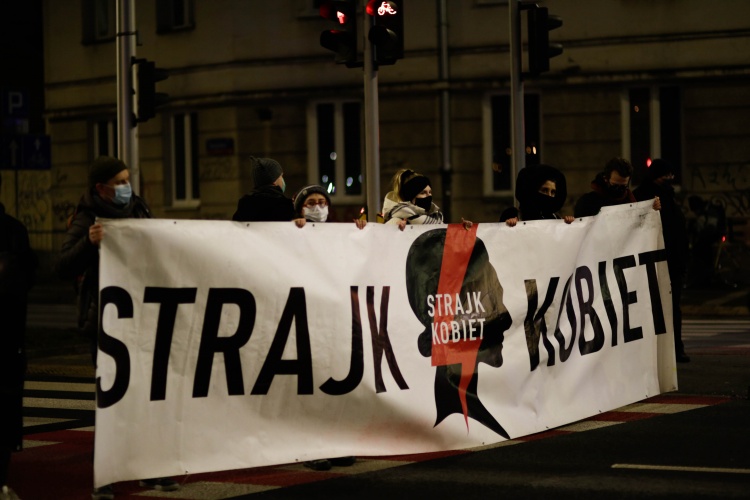 strajk kobiet symbol błyskawica piorun - Aleksander Mimier - niezalezna.pl