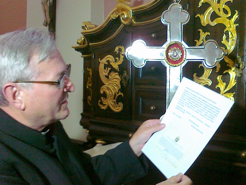 Relikwiarz z ampułką krwi papieża - Wojciech Chmielewski