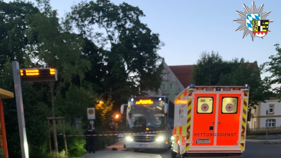 atak nożownika autobus niemcy hof w bawarii - FB: Polizei Oberfranken